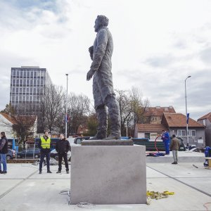 Postavljanje kipa Franje Tuđmana na križanju Vukovarske i Hrvatske bratske zajednice