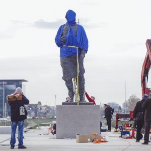 Postavljanje kipa Franje Tuđmana na križanju Vukovarske i Hrvatske bratske zajednice