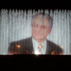 Prikaz Franje Tuđman na fontanama ispred NSK u Zagrebu