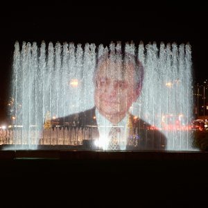 Prikaz Franje Tuđman na fontanama ispred NSK u Zagrebu