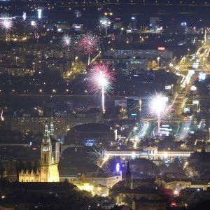 Pogled s Medvednice na novogodišnji vatromet u Zagrebu