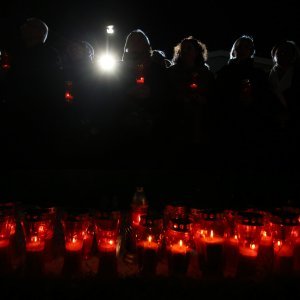Paljenje svijeća ispred Opće bolnice Vukovar