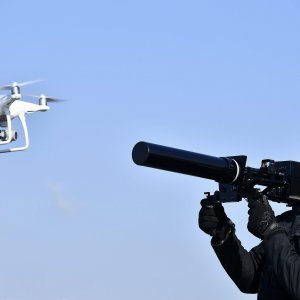 Policija predstavila anti-dron pušku koja odašilje elektromagnetske valove