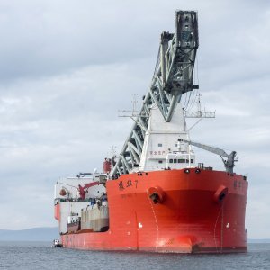 Kineski brod ZHEN HUA 7 doveo brodove koji će graditi Pelješki most