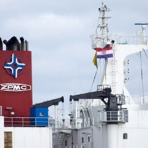 Kineski brod ZHEN HUA 7 doveo brodove koji će graditi Pelješki most