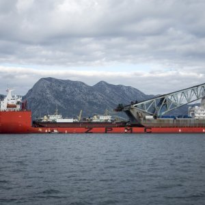 Kineski brod ZHEN HUA 7 doveo brodove koji će graditi Pelješki most