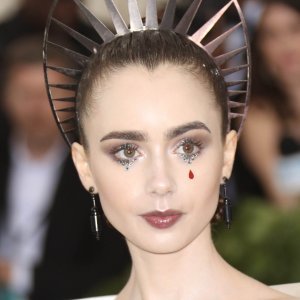 6. Make-up Lily Collins na balu Met Gala