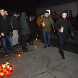 Rodbina, prijatelji i brojni mještani dočekali lijes Ive Gregurevića