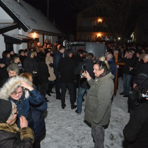 Rodbina, prijatelji i brojni mještani dočekali lijes Ive Gregurevića