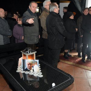 Rodbina, prijatelji i brojni mještani dočekali lijes Ive Gregurevića