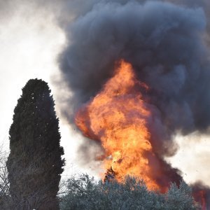 Šibenik: U potpunosti izgorio Hangar