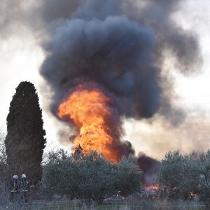 Šibenik: U potpunosti izgorio Hangar