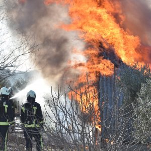 Šibenik: U potpunosti izgorio Hangar