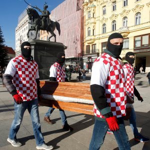 Promocija filma Koja je ovo država nošenjem lijesa po centru grada