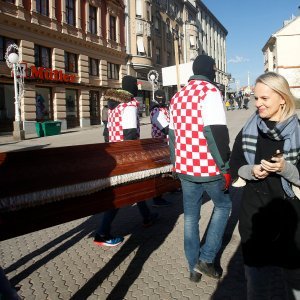 Promocija filma Koja je ovo država nošenjem lijesa po centru grada