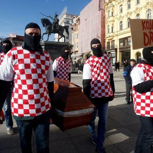 Promocija filma Koja je ovo država nošenjem lijesa po centru grada