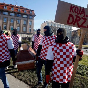 Promocija filma Koja je ovo država nošenjem lijesa po centru grada