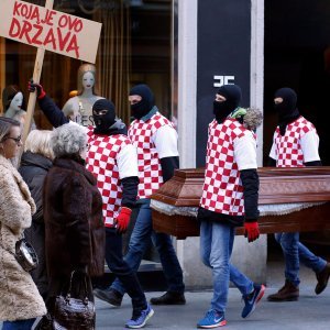 Promocija filma Koja je ovo država nošenjem lijesa po centru grada