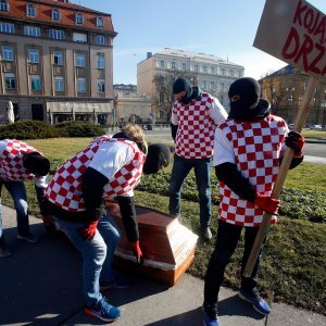 Promocija filma Koja je ovo država nošenjem lijesa po centru grada