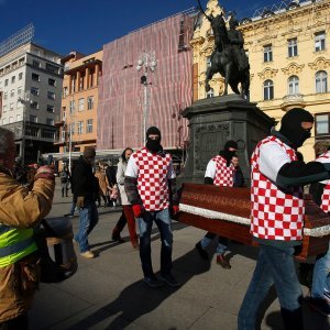 Promocija filma Koja je ovo država nošenjem lijesa po centru grada