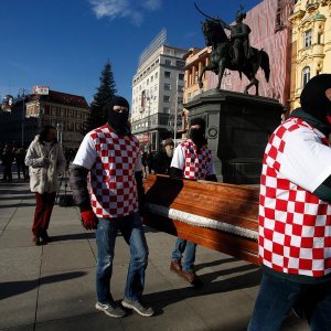 Promocija filma Koja je ovo država nošenjem lijesa po centru grada