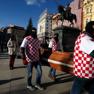 Promocija filma Koja je ovo država nošenjem lijesa po centru grada