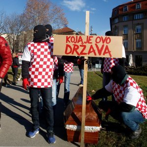 Promocija filma Koja je ovo država nošenjem lijesa po centru grada