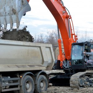 Gradonačelnik Milan Bandić na tečaju za rukovatelja bagera