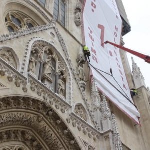 S tornjeva katedrale spušten natpis na hrvatskom i hebrejskom jeziku “Dan sjećanja na žrtve holokausta”