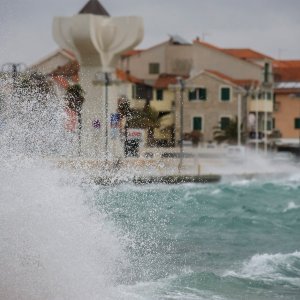 Vodice: Olujno jugo koje puše na Jadranu stvara velike valove