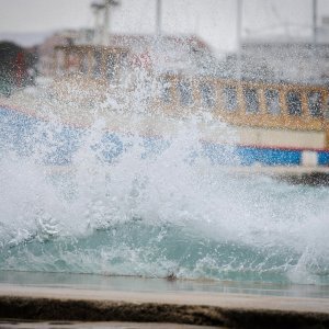 Vodice: Olujno jugo koje puše na Jadranu stvara velike valove