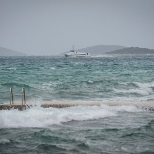 Vodice: Olujno jugo koje puše na Jadranu stvara velike valove