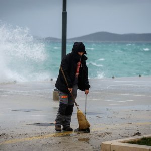 Vodice: Olujno jugo koje puše na Jadranu stvara velike valove