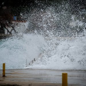 Vodice: Olujno jugo koje puše na Jadranu stvara velike valove