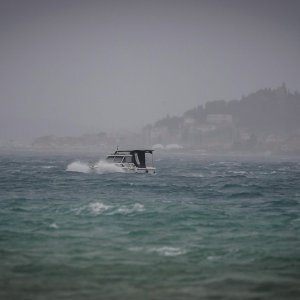 Vodice: Olujno jugo koje puše na Jadranu stvara velike valove