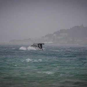 Vodice: Olujno jugo koje puše na Jadranu stvara velike valove