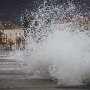 Kaštel Novi: Jako i oštro jugo podignulo visoke valove duž obale