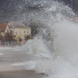 Kaštel Novi: Jako i oštro jugo podignulo visoke valove duž obale