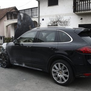 Izgorio Porsche Cayenne