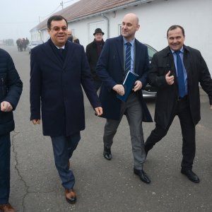 Ministar poljoprivrede Tomislav Tolušić, u pratnji domaćina Davorina Posavca, direktora sajma, te župana Damira Bajsa