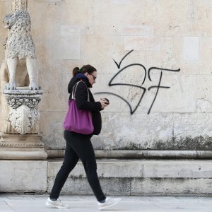 Nepoznati počinitelji išarali pročelje šibenske katedrale