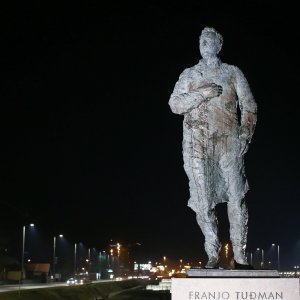 Tuđmanov spomenik u Zagrebu napadnut jajima