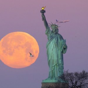 Supermjesec iznad Kipa slobode
