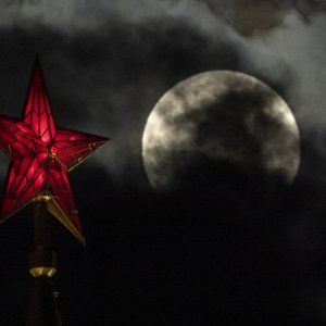 Supermjesec i crvena zvijezda na Kremlju