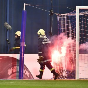 Ubačene baklje na Dinamo - Viktoria