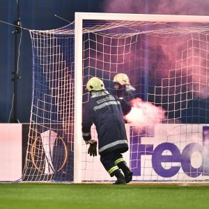 Ubačene baklje na Dinamo - Viktoria