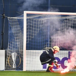 Ubačene baklje na Dinamo - Viktoria