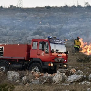 Veliki požar kod mjesta Grebaštica zatvorio jadransku magistralu