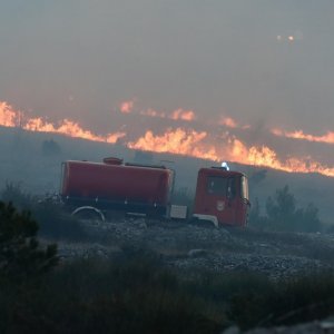 Veliki požar kod mjesta Grebaštica zatvorio jadransku magistralu