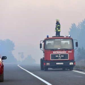 Veliki požar kod mjesta Grebaštica zatvorio jadransku magistralu